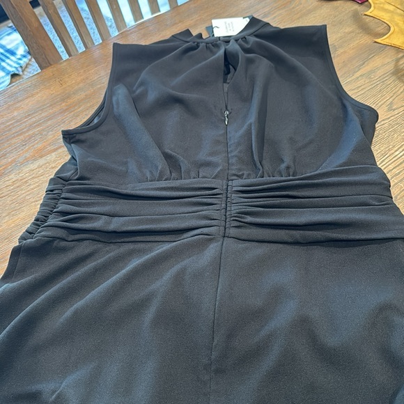Nicole Miller Sleeveless Ruched Dress. Size 12 - Picture 10 of 14